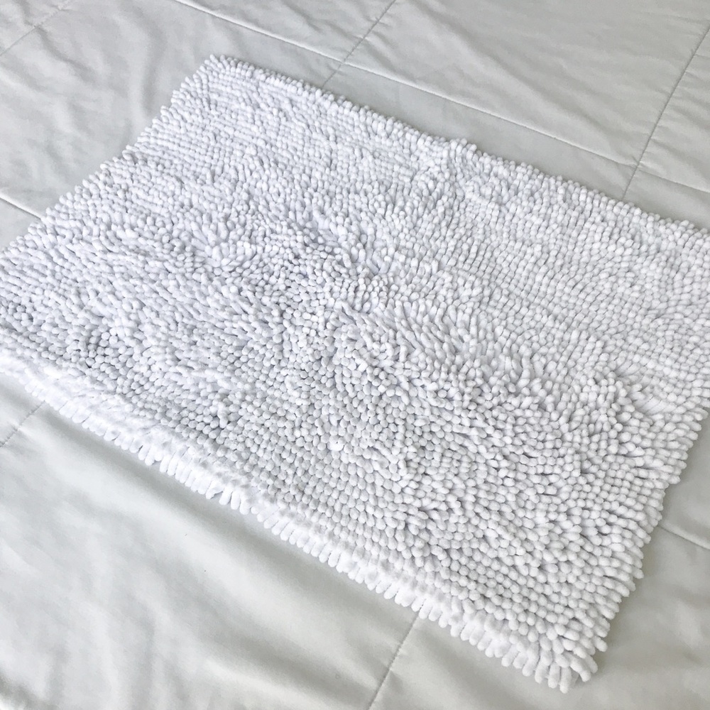 LIKE NEW White Microfiber Small Bath Mat!